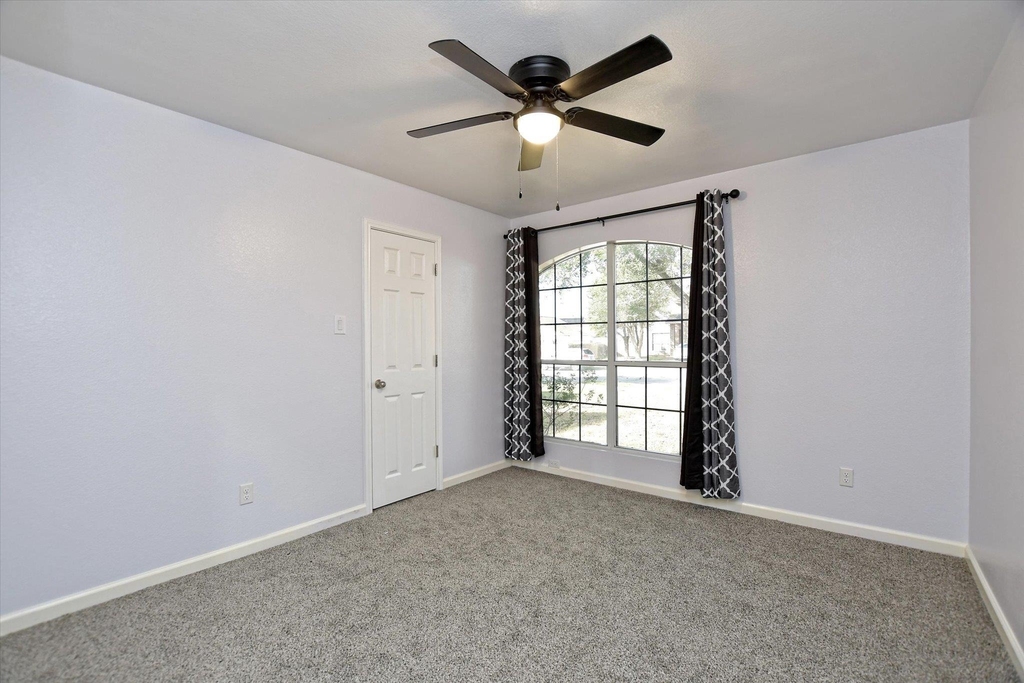 401 Bandara Woods Blvd - Photo 19