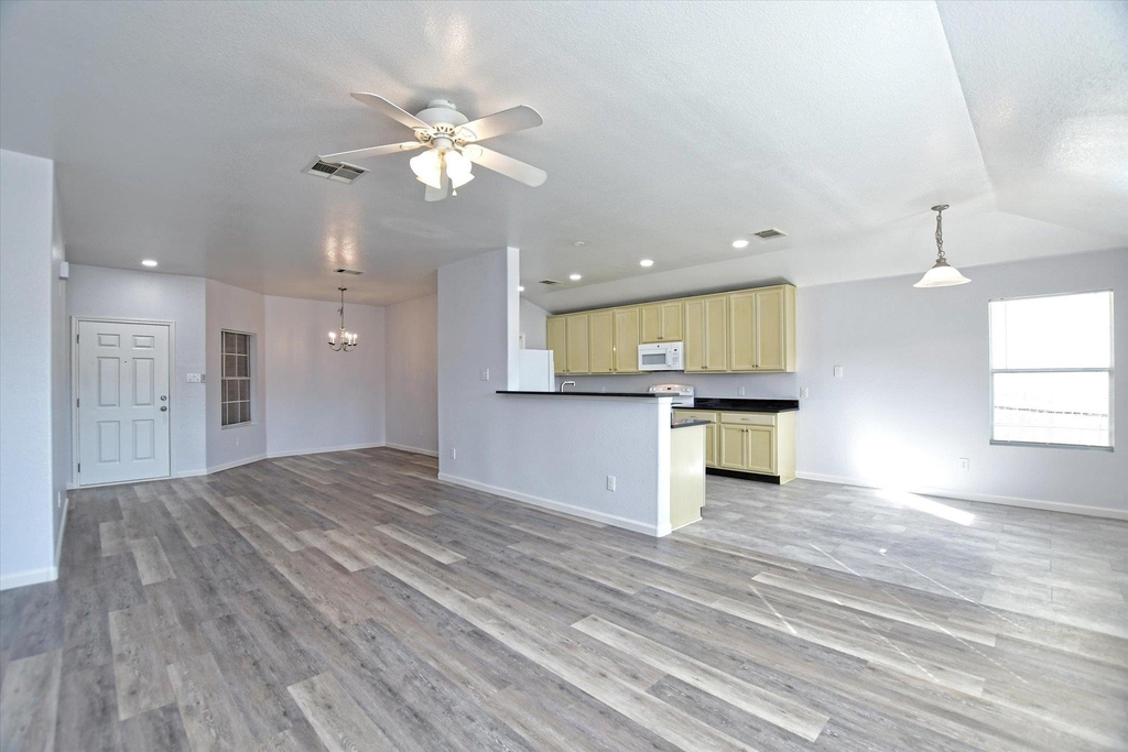 401 Bandara Woods Blvd - Photo 9