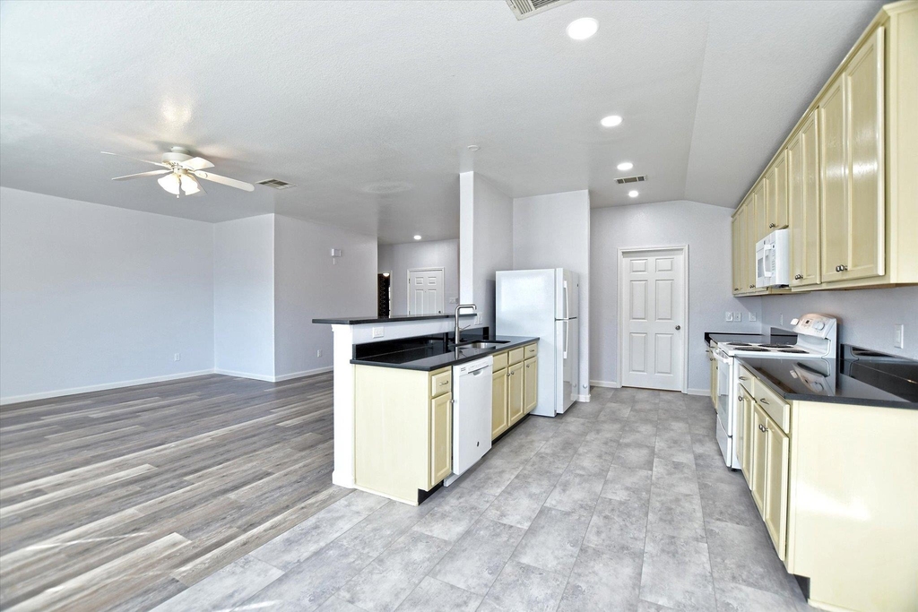 401 Bandara Woods Blvd - Photo 11