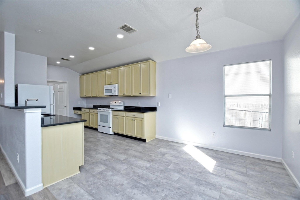 401 Bandara Woods Blvd - Photo 13