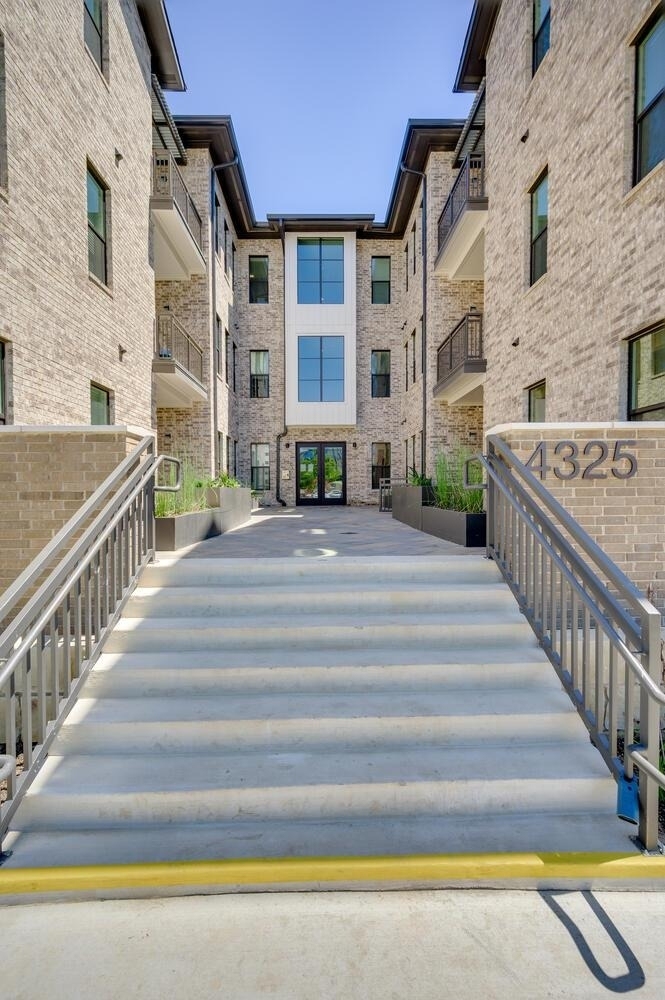4325 Jackson Ave - Photo 2