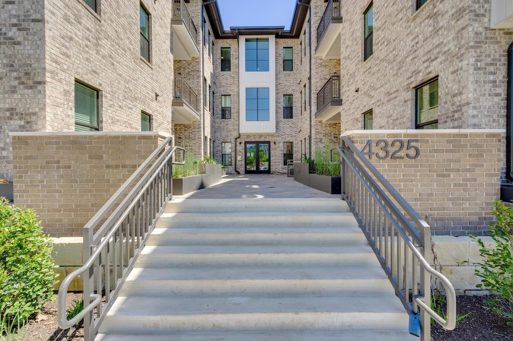 4325 Jackson Ave - Photo 1