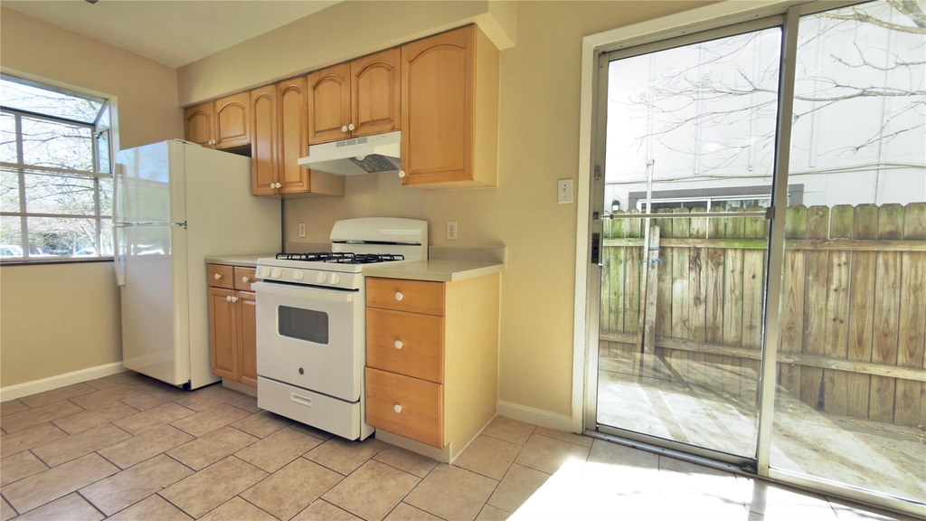 10708 Lanshire Dr - Photo 2