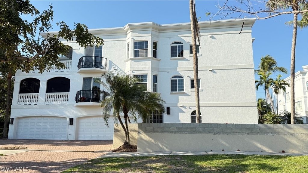 391 4th Street S - Photo 1