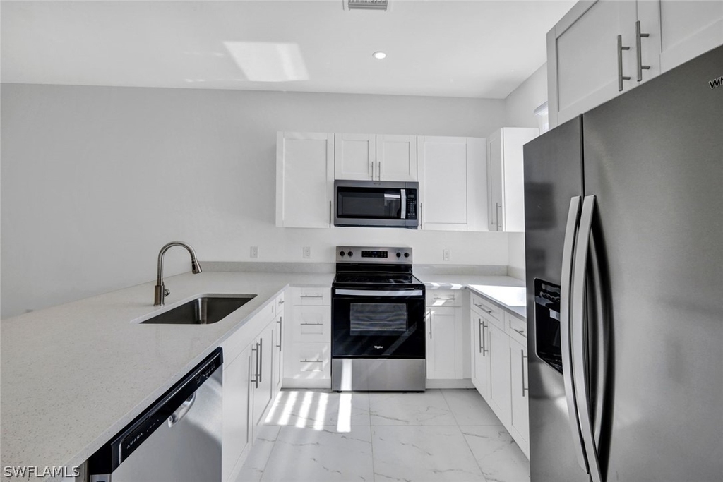 430/432 Bell Boulevard S - Photo 2