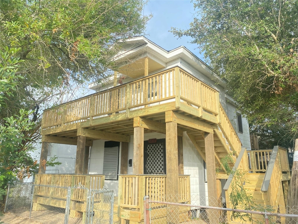 5618 Avenue L - Photo 0