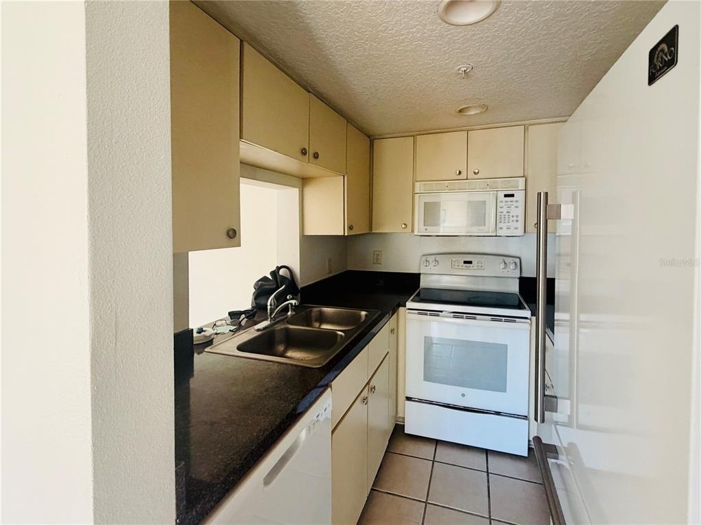 1114 S Pine Ridge Circle - Photo 2