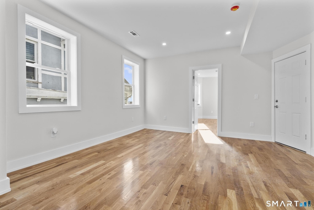 54 Plaza Avenue - Photo 2