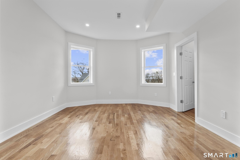 54 Plaza Avenue - Photo 3