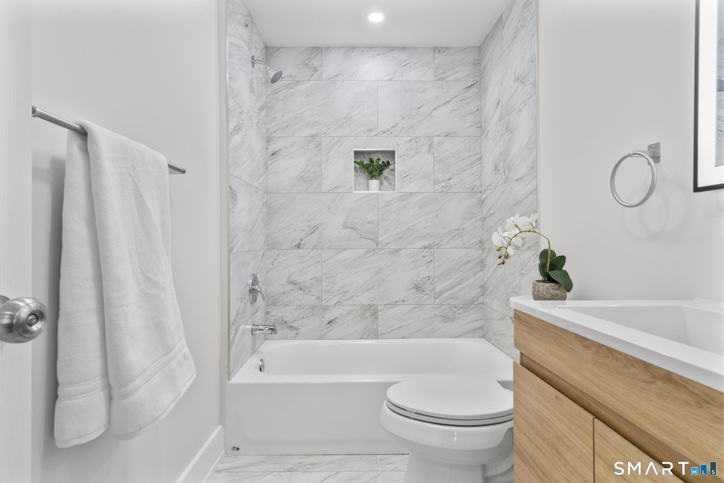 54 Plaza Avenue - Photo 8