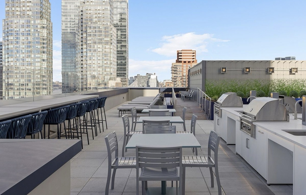 555 West 38th Street - Photo 4
