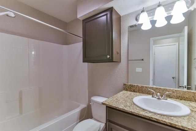 820 Southeast Parkway - Photo 5