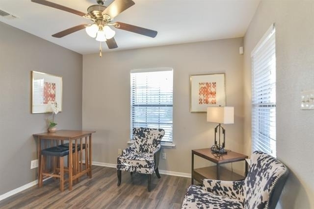820 Southeast Parkway - Photo 2