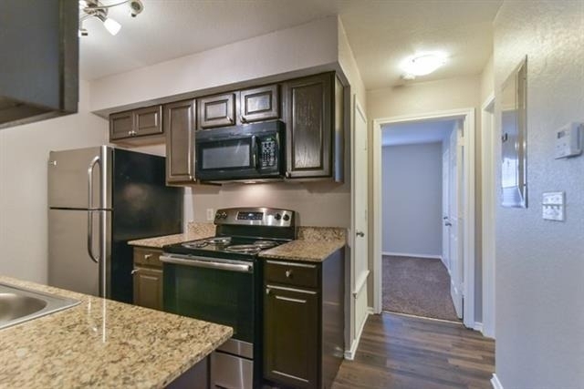 820 Southeast Parkway - Photo 3