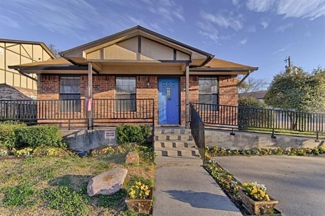 820 Southeast Parkway - Photo 0