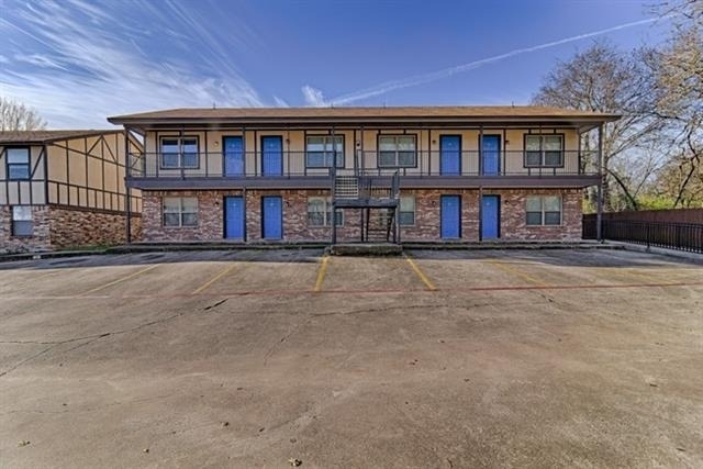 820 Southeast Parkway - Photo 1