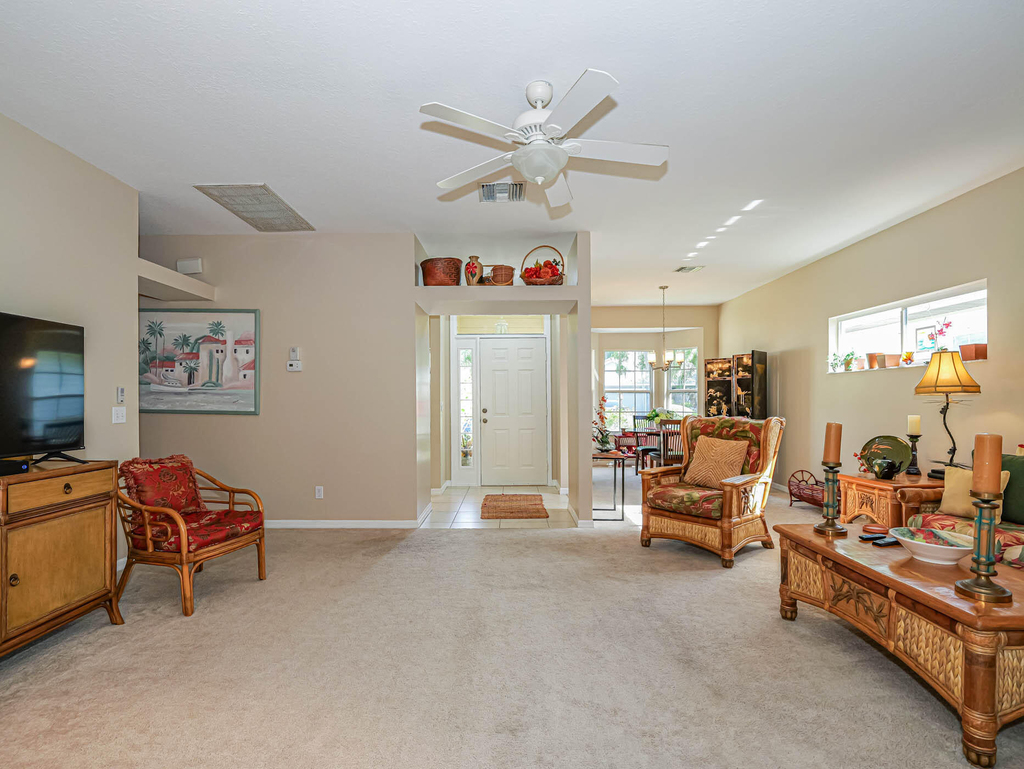 335 Hawthorne Lane - Photo 6
