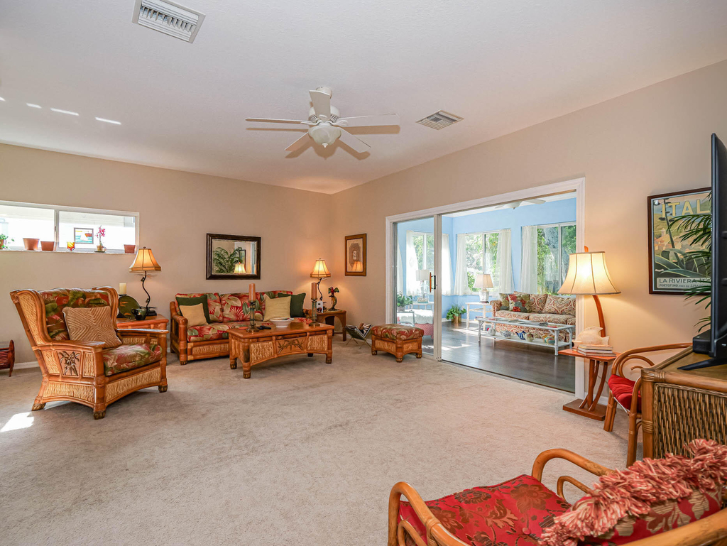 335 Hawthorne Lane - Photo 4
