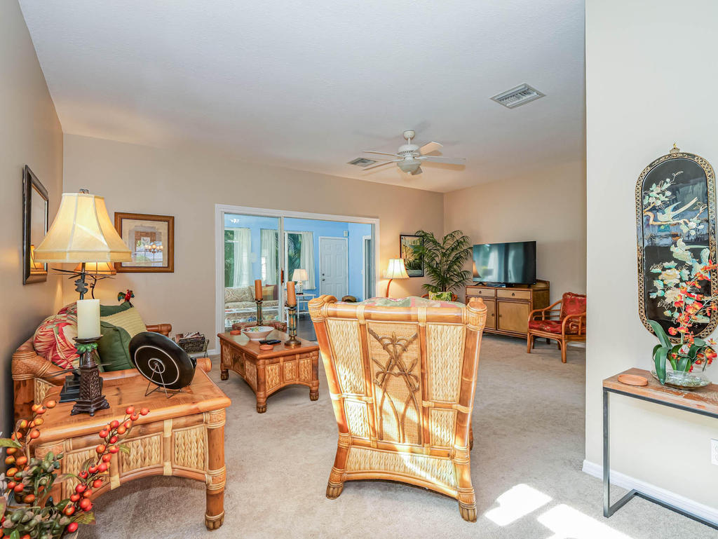 335 Hawthorne Lane - Photo 2