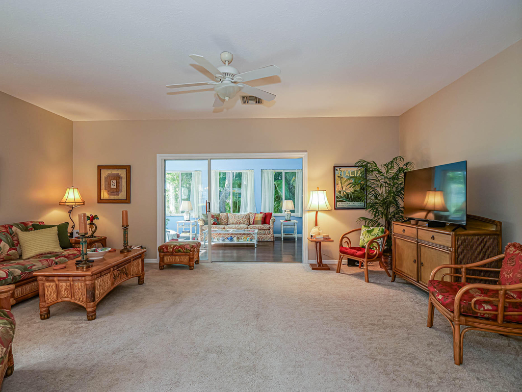 335 Hawthorne Lane - Photo 3