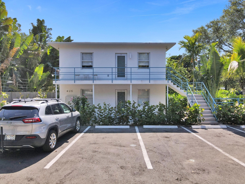 625 Ne 13th Avenue - Photo 0