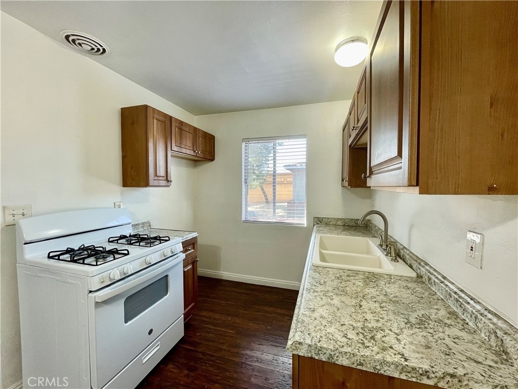 935 E Route 66 - Photo 4