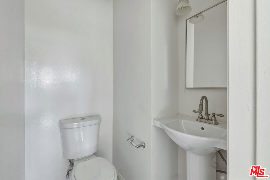 11746 Goshen Avenue - Photo 16