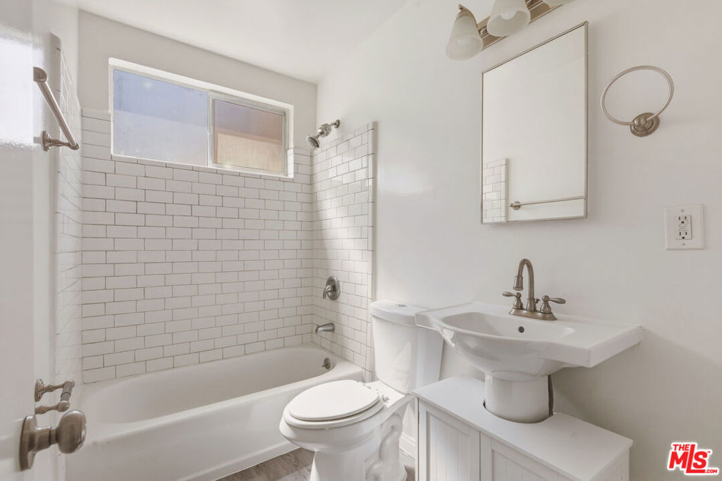 11746 Goshen Avenue - Photo 19