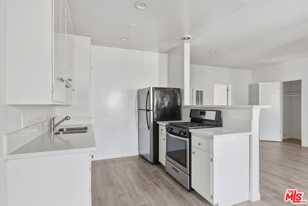 11746 Goshen Avenue - Photo 8