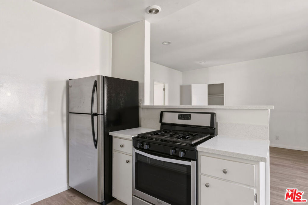 11746 Goshen Avenue - Photo 9