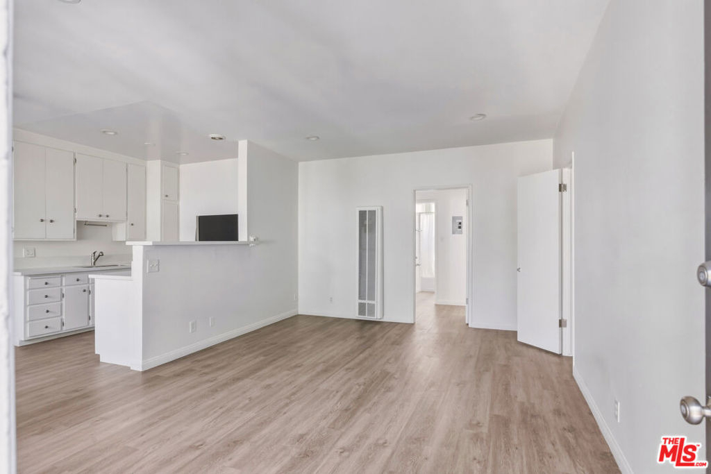 11746 Goshen Avenue - Photo 3