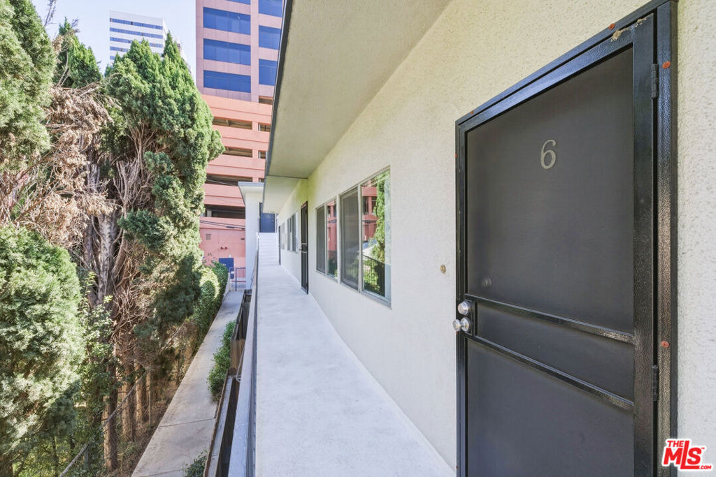 11746 Goshen Avenue - Photo 2