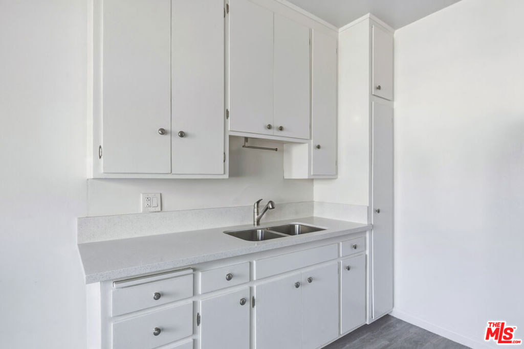 11746 Goshen Avenue - Photo 10