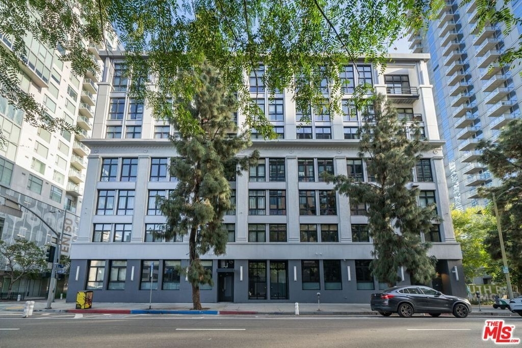 330 W 11th Street - Photo 2