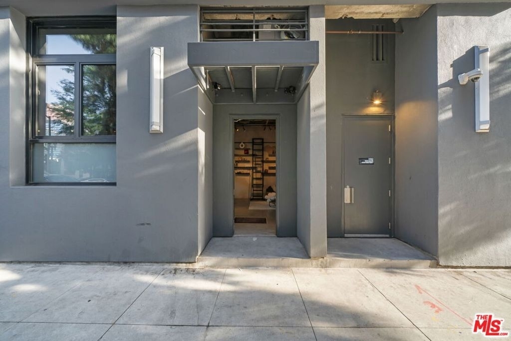 330 W 11th Street - Photo 4
