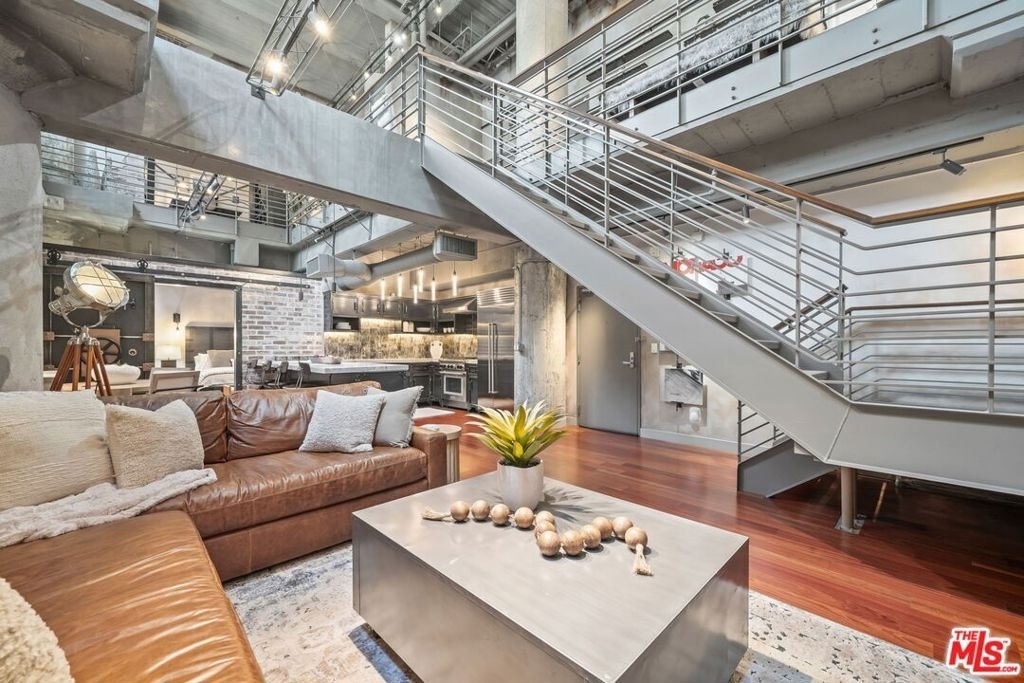 330 W 11th Street - Photo 0