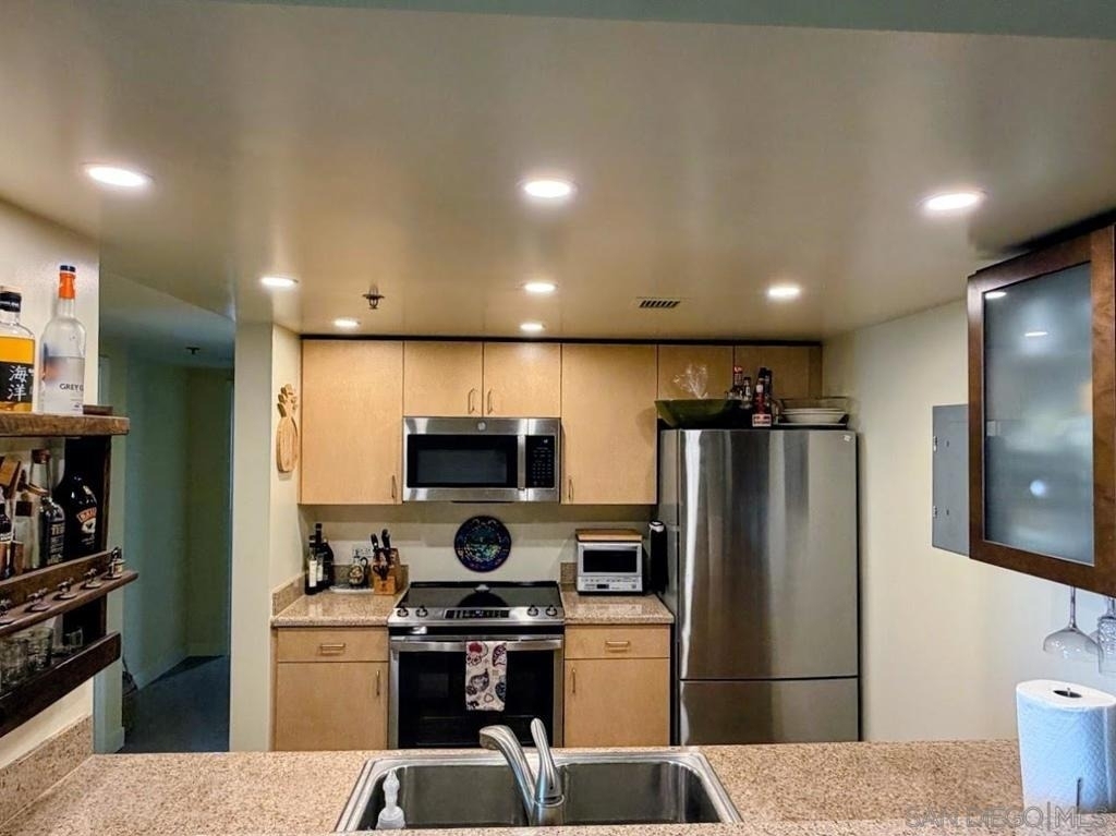 425 W Beech - Photo 8
