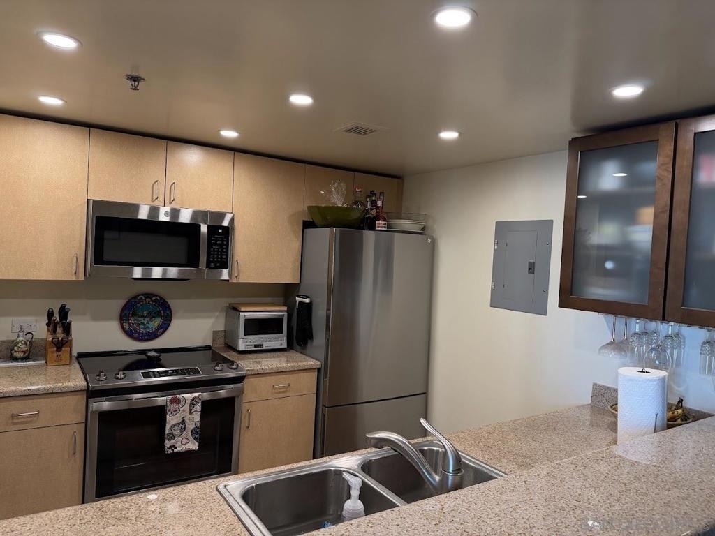 425 W Beech - Photo 10
