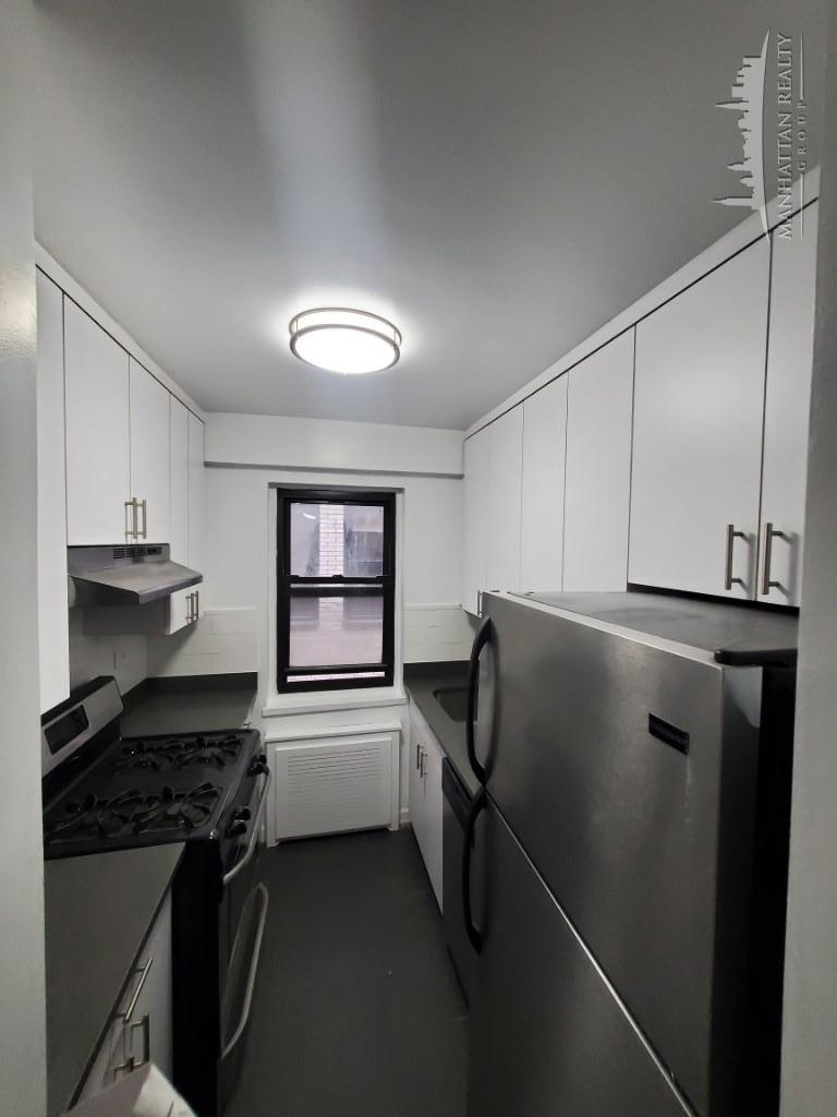Flex 3 bedroom on East 56th Street - Photo 1