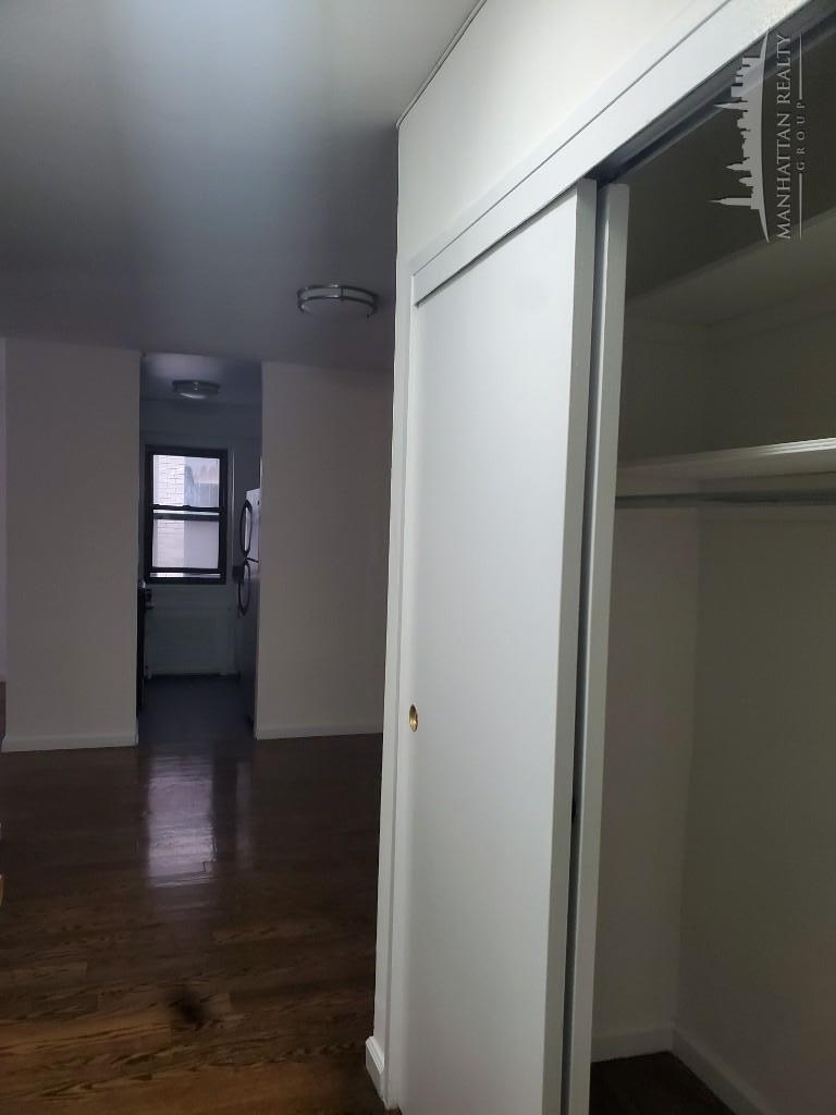 Flex 3 bedroom 2 bathroom on East 56th Street - Photo 2