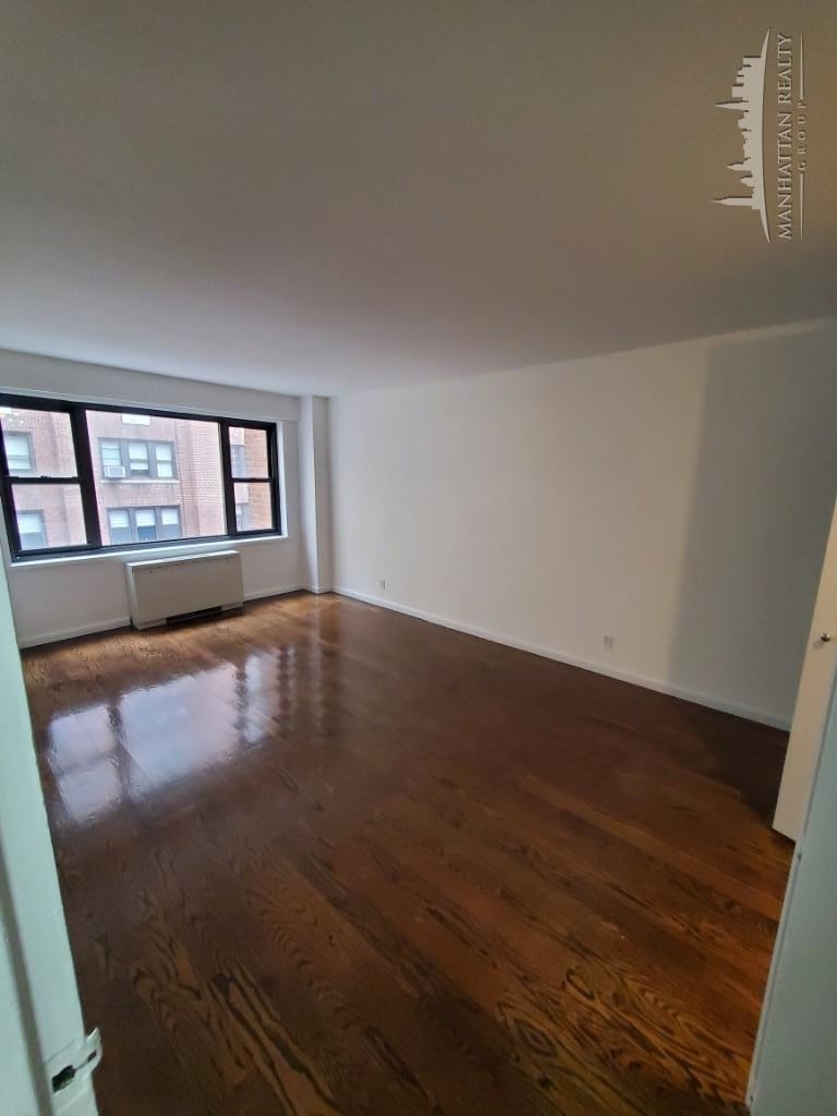 Flex 3 bedroom on East 56th Street - Photo 3