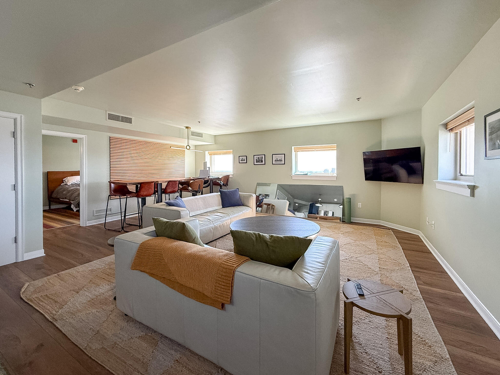 525 W Lafayette Boulevard - Photo 2