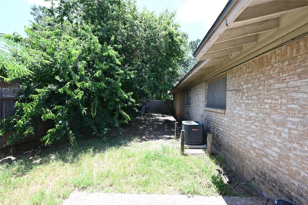 2303 Western Trails Blvd - Photo 13