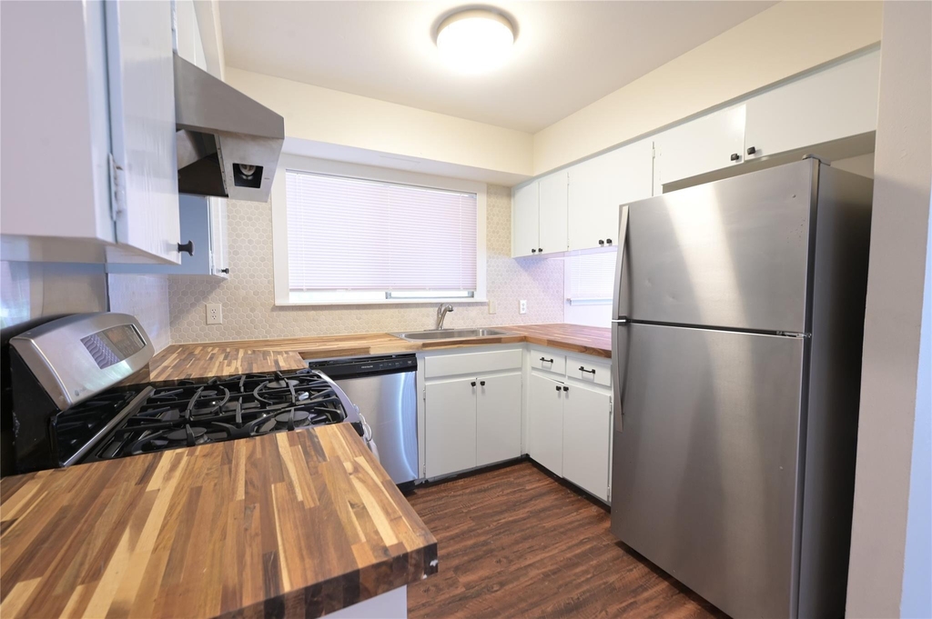 2303 Western Trails Blvd - Photo 2