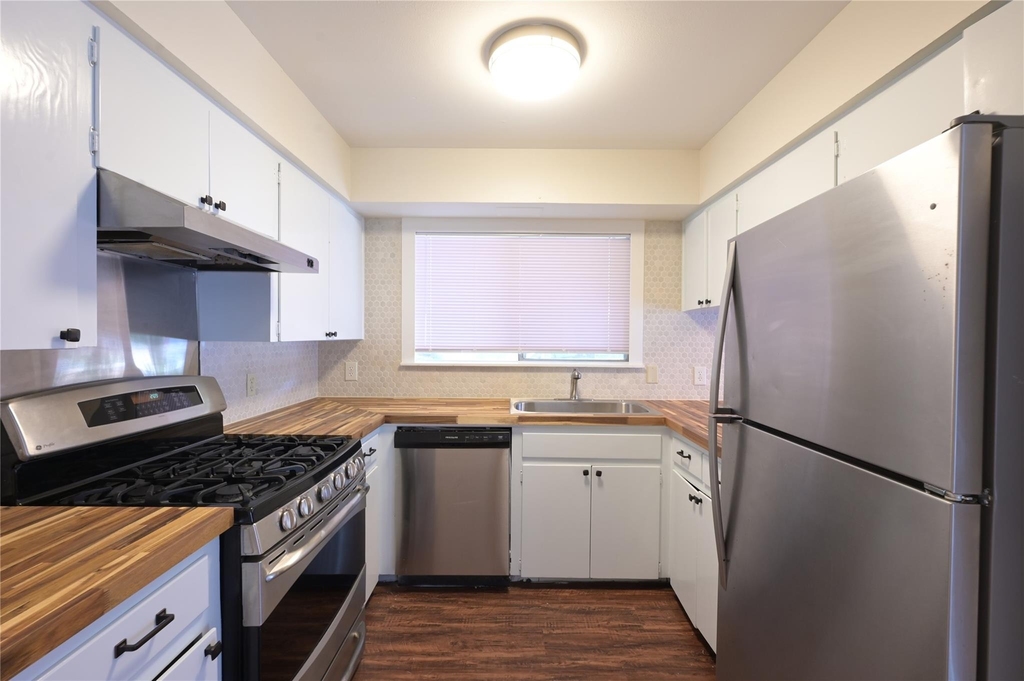 2303 Western Trails Blvd - Photo 3