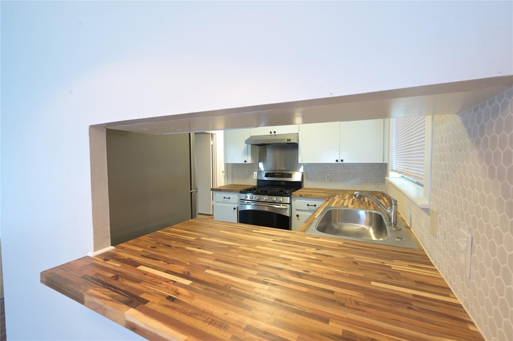 2303 Western Trails Blvd - Photo 4