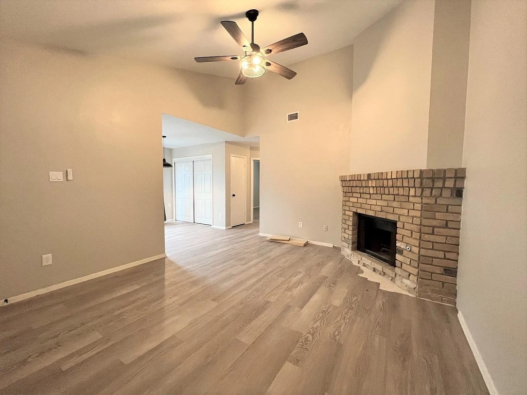 12214 Thompkins Dr - Photo 3