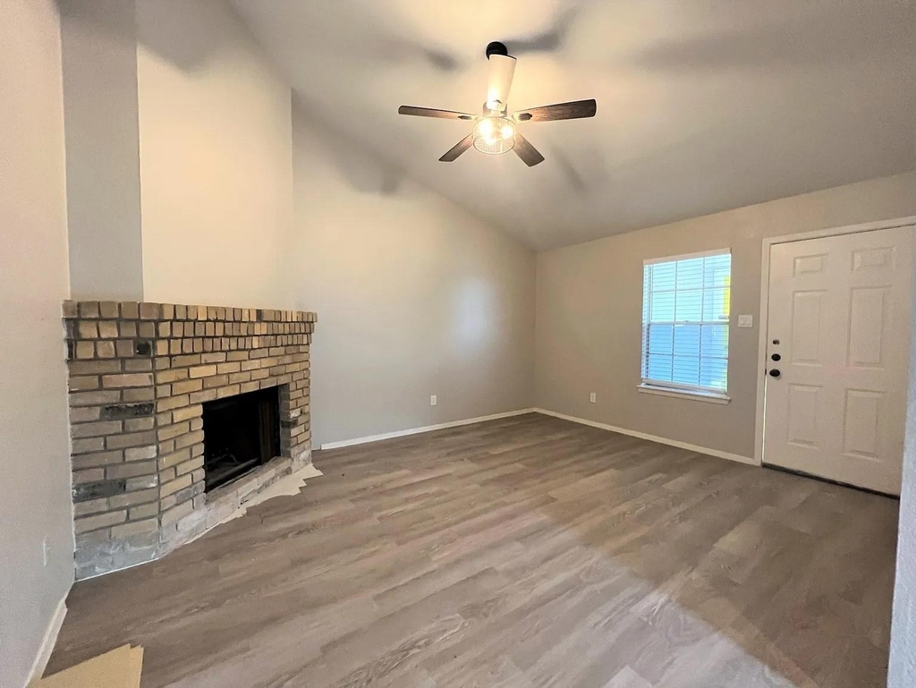 12214 Thompkins Dr - Photo 2