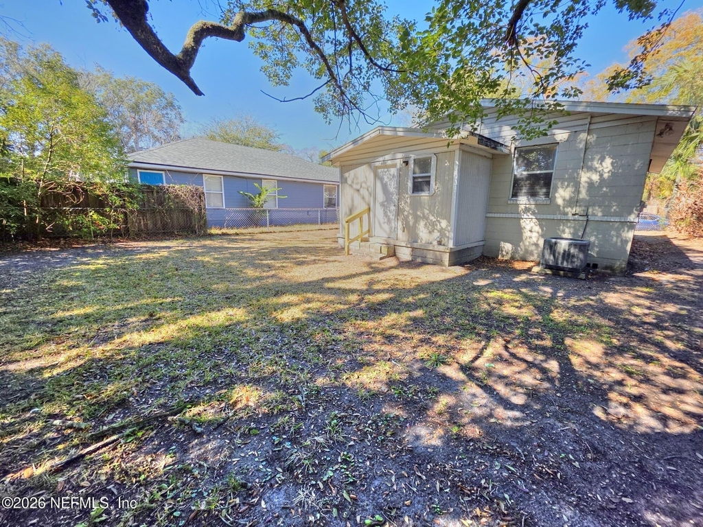 916 W 25th Street - Photo 3