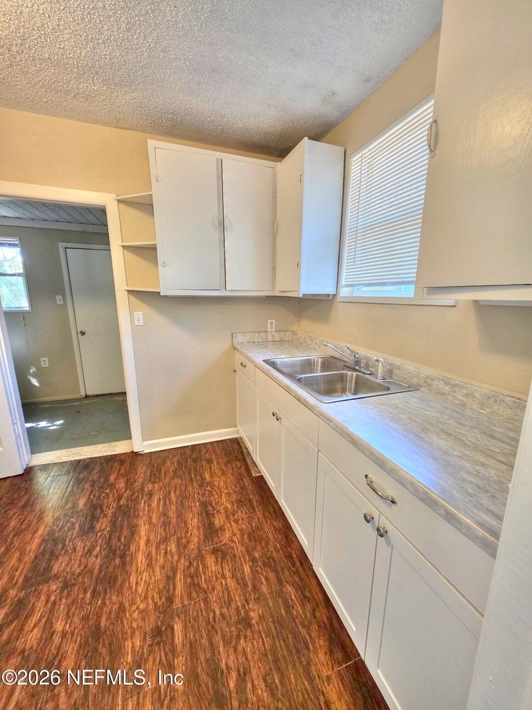 916 W 25th Street - Photo 12